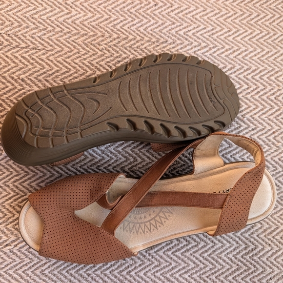 Stylish Women's Tan Wedge Sandals Piazza Solid Heels New With Out Tags - Picture 5 of 10